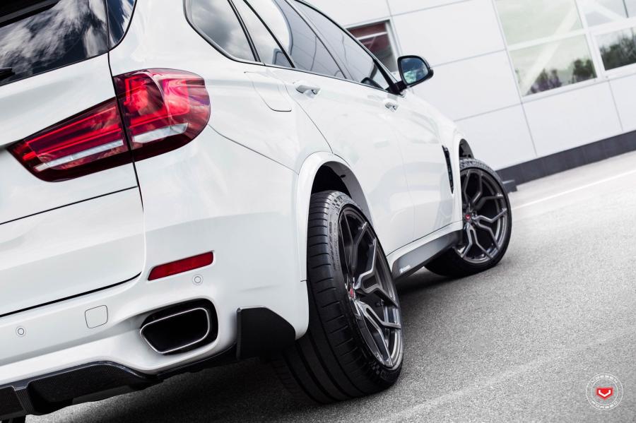 Детали экстерьера BMW X5 on Vossen Wheels (HC-3) 2017 года  (фото 18 из 22)